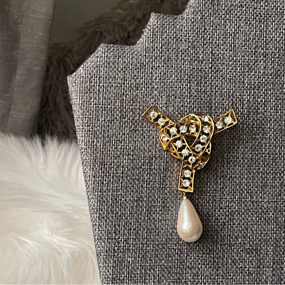 Teardrop Faux Pearl with Clear Crystals Rhinestones Gold Tone Brooch Pin - Picture 8 of 10